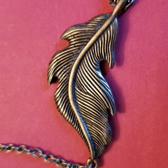 LAILA ROWE LEAF NECKLACE - Picture 6 of 6